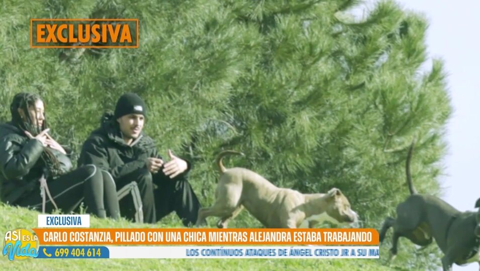 Carlo y su amiga con los perros | Foto: telecinco.es