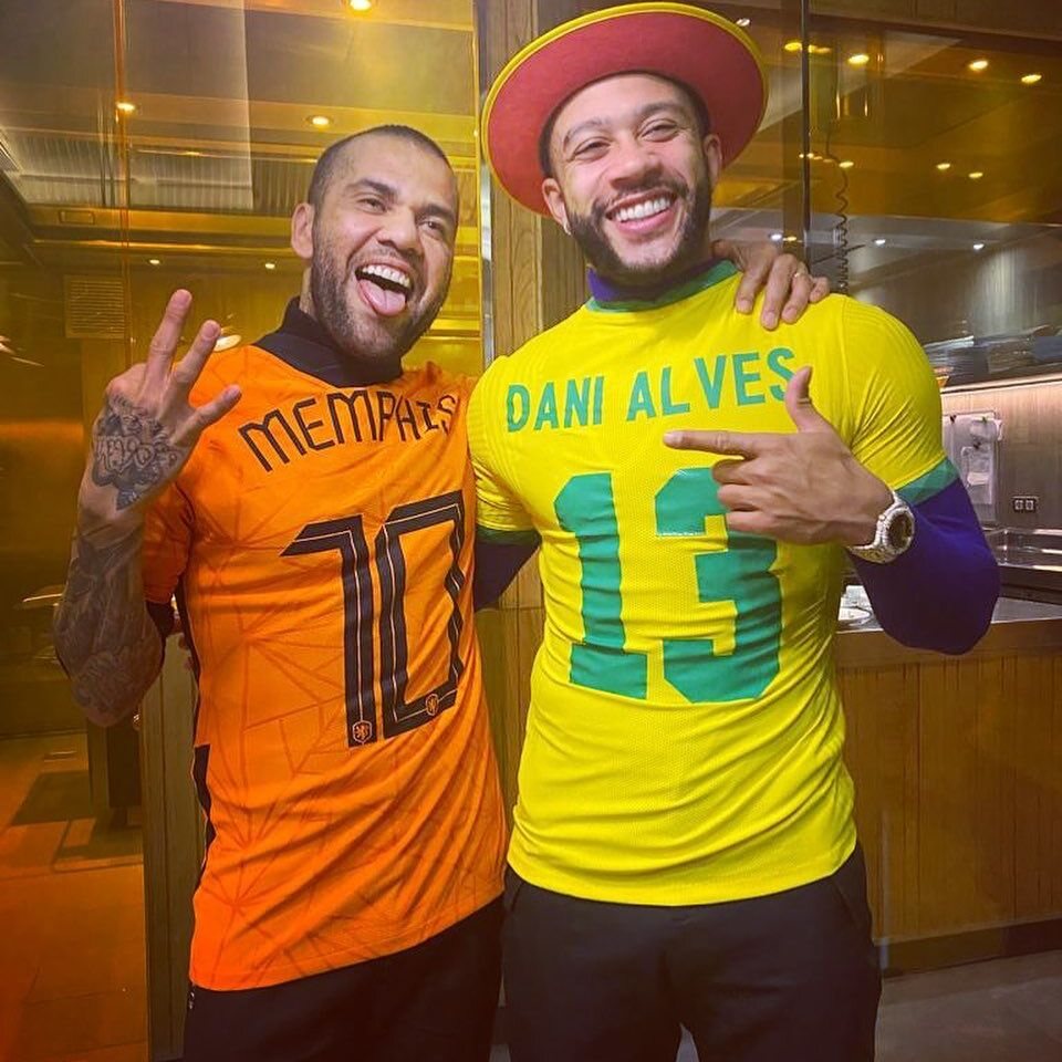 Dani Alves y Memphis Depay coincidieron en el Barça | foto: Instagram