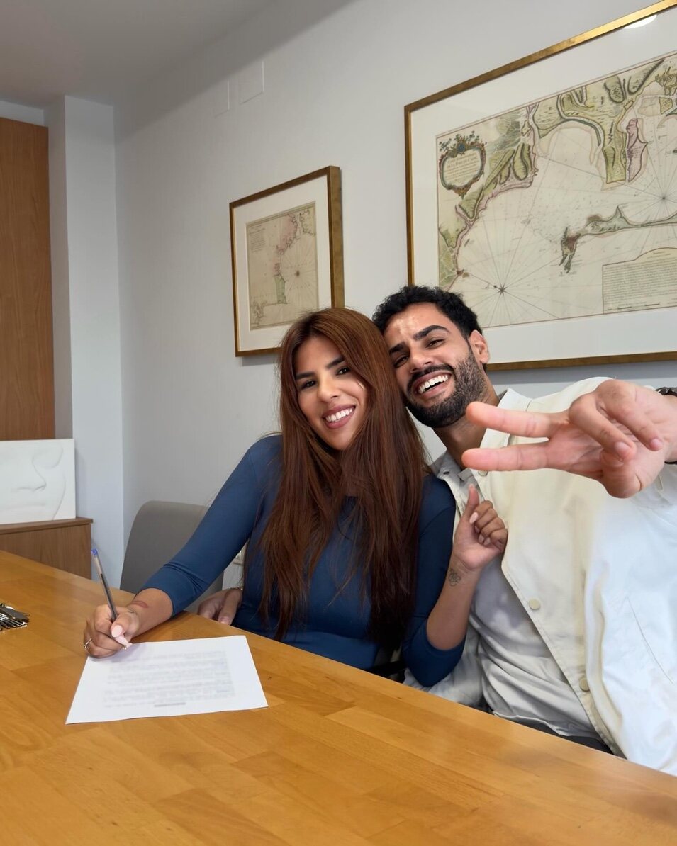 Isa Pantoja y Asraf en la firma de su casa | Instagram