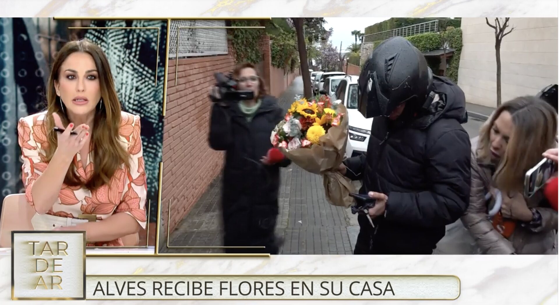 Dani Alves recibe en su casa flores paa Joana Sanz | Foto: Telecinco.es