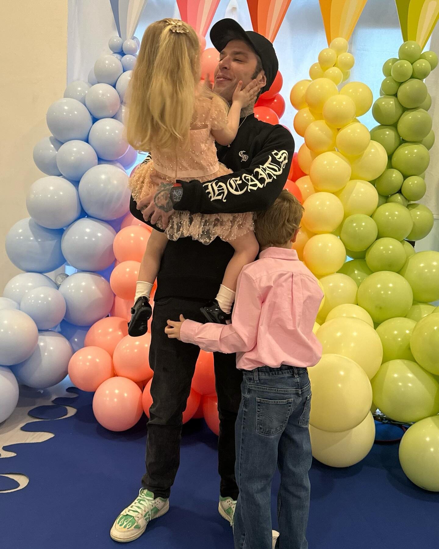 Fedez con sus hijos en el cumpleaños de Vittoria | Foto: Instagram