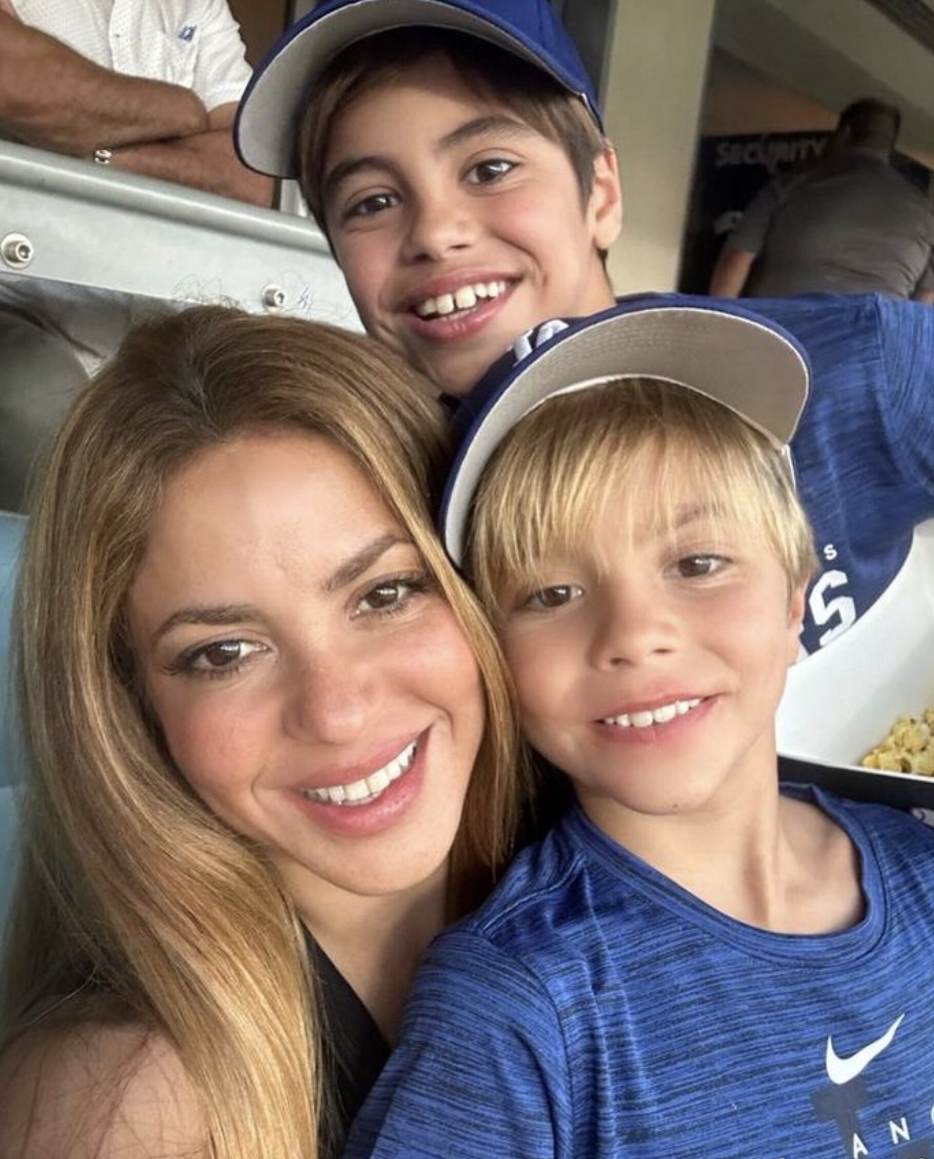 Shakira con sus hijos en un partido/ Foto: Instagram