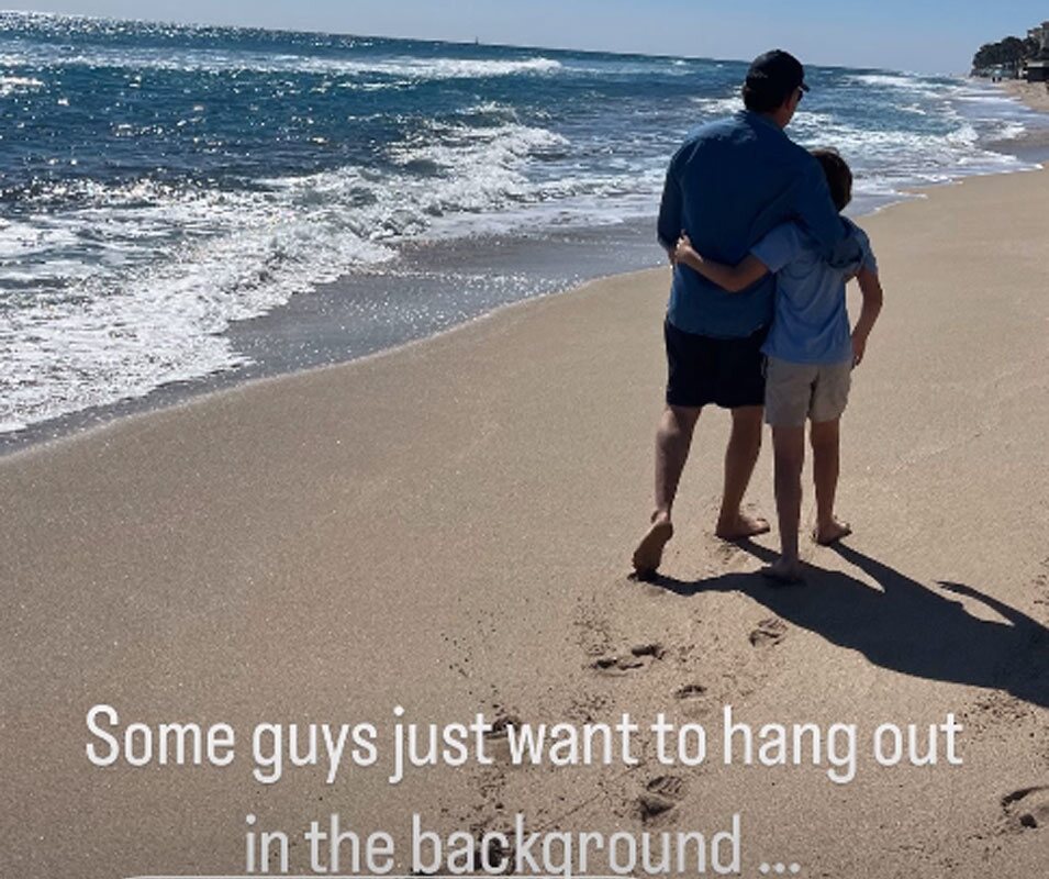 Chris O'Neill y su hijo Nicolás paseando por la playa