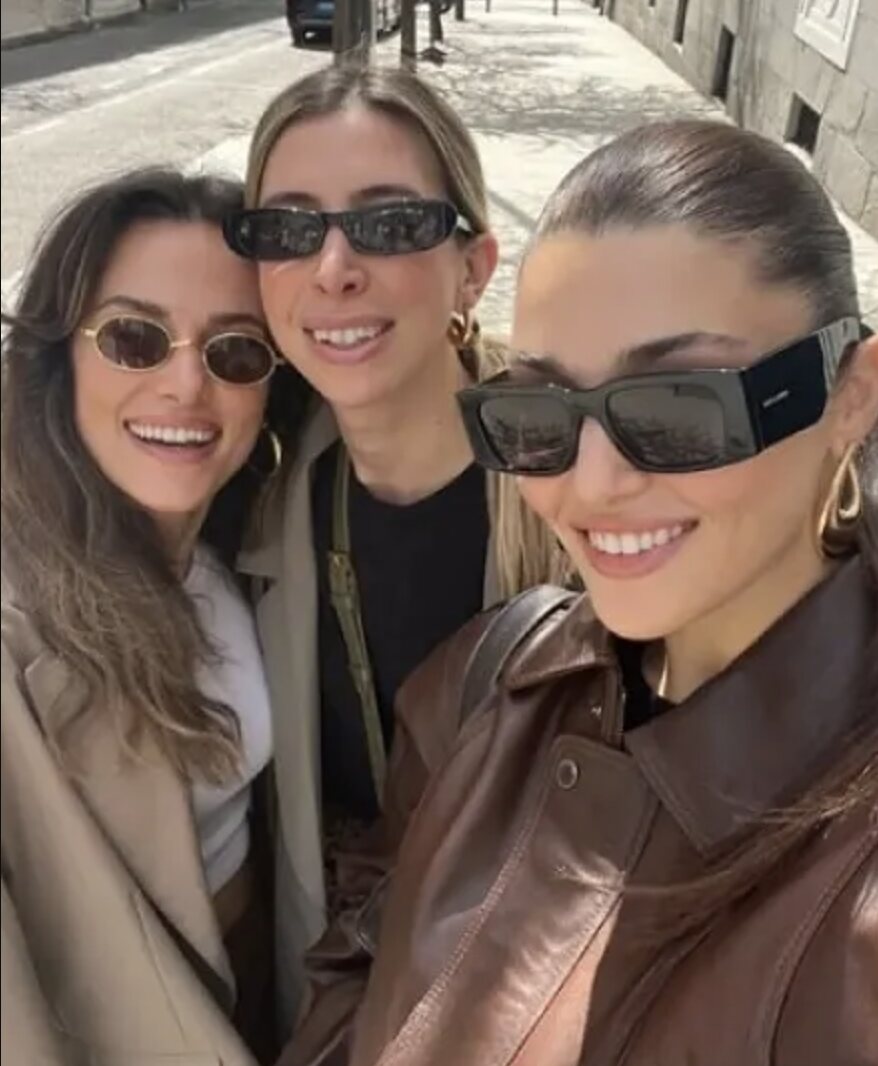 Hande Erçel con unas amigas en Madrid/ Foto: Instagram