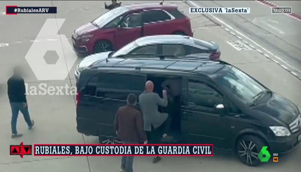 Luis Rubiales, subiendo al furgón de la Guardia Civil tras ser detenido/ Foto: La Sexta