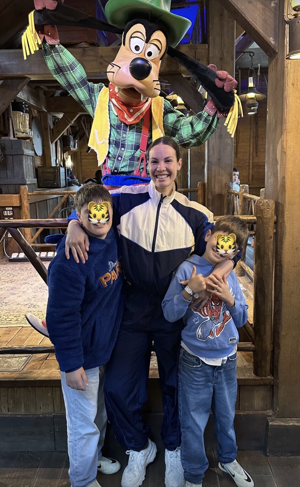 Jessica con sus hijos en Disneyland | Instagram
