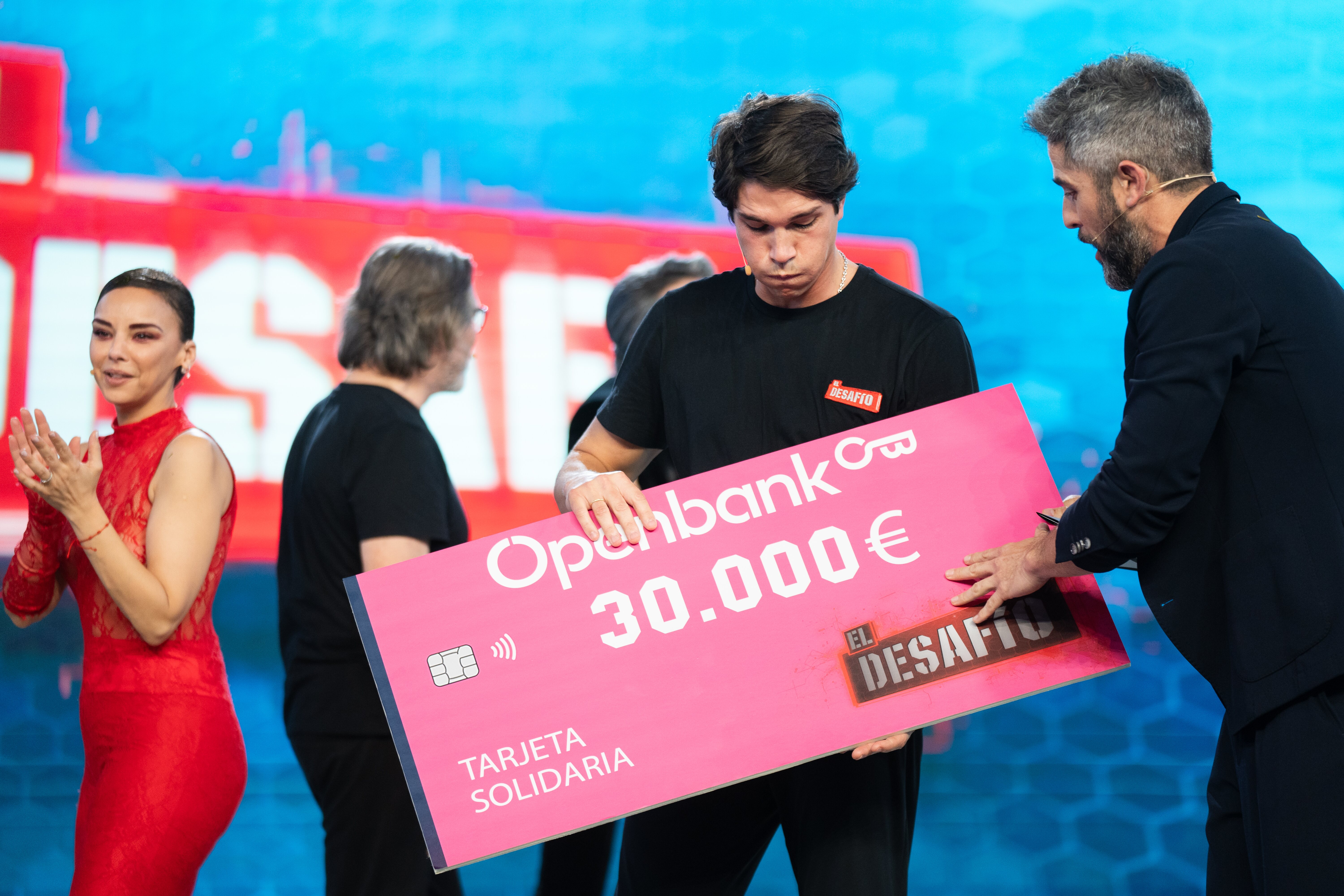 Pablo Castellano repartió los 30.000 euros del premio con sus compañeros | Foto: Atresmedia