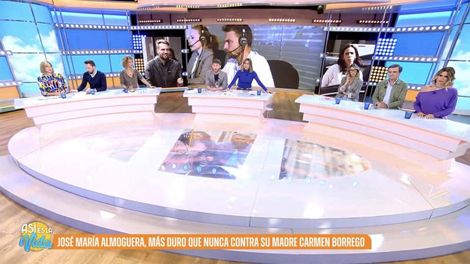 El hijo de Carmen Borrego trabaja en el control de 'Así es la vida' | foto: Telecinco.es