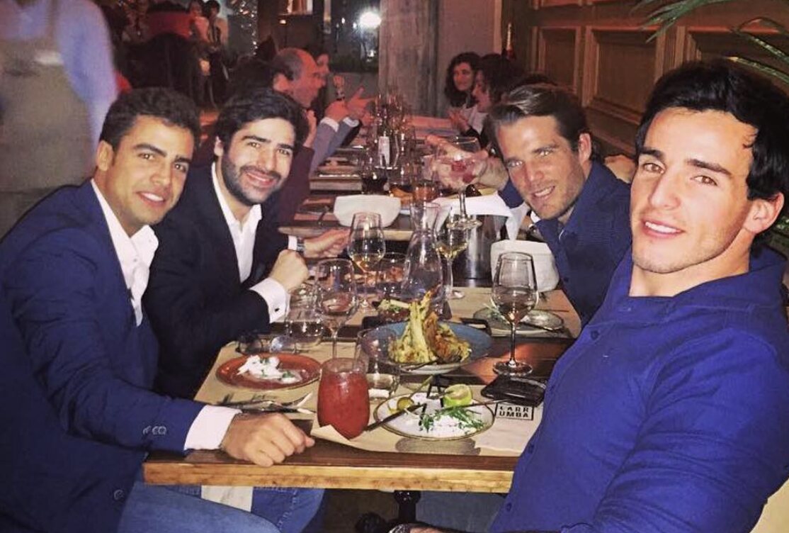 Juango Ospina e Íñigo Onieva con sus amigos/ Foto: Instagram
