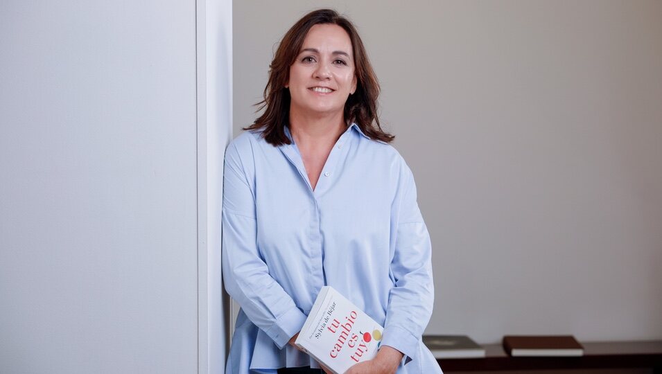 Sylvia de Béjar posando con su libro, 'Tu cambio es Tuyo' | Javier Ocaña