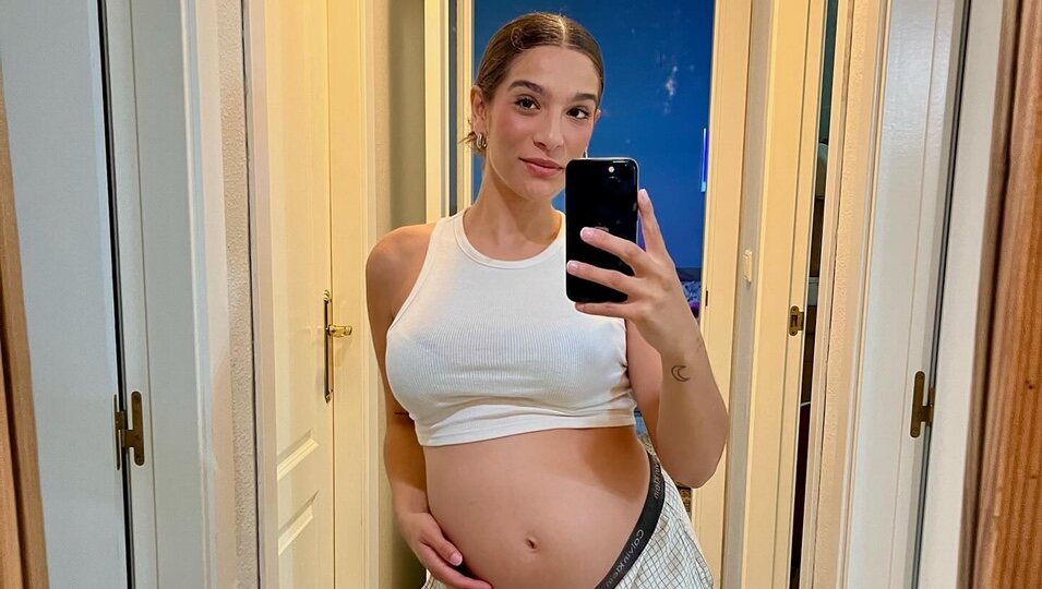 Alma Cortés Bollo luciendo tripa de embarazada | Instagram