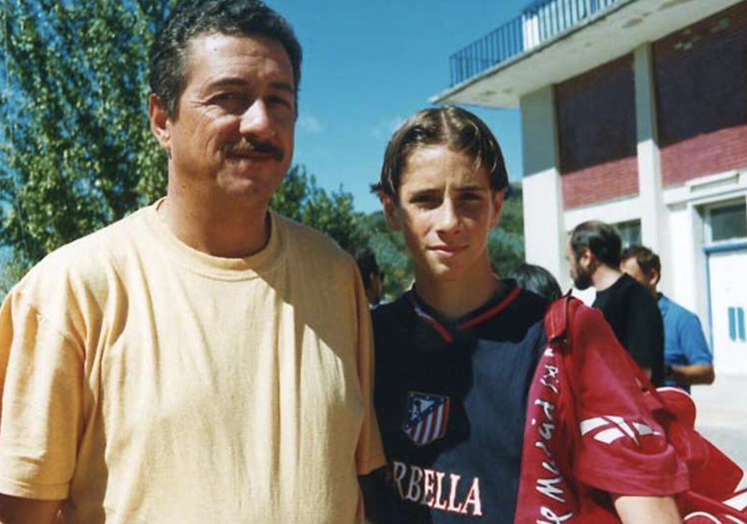 Fernando Torres cuando era un niño junto a su padre/ Foto: página oficial Fernando Torres