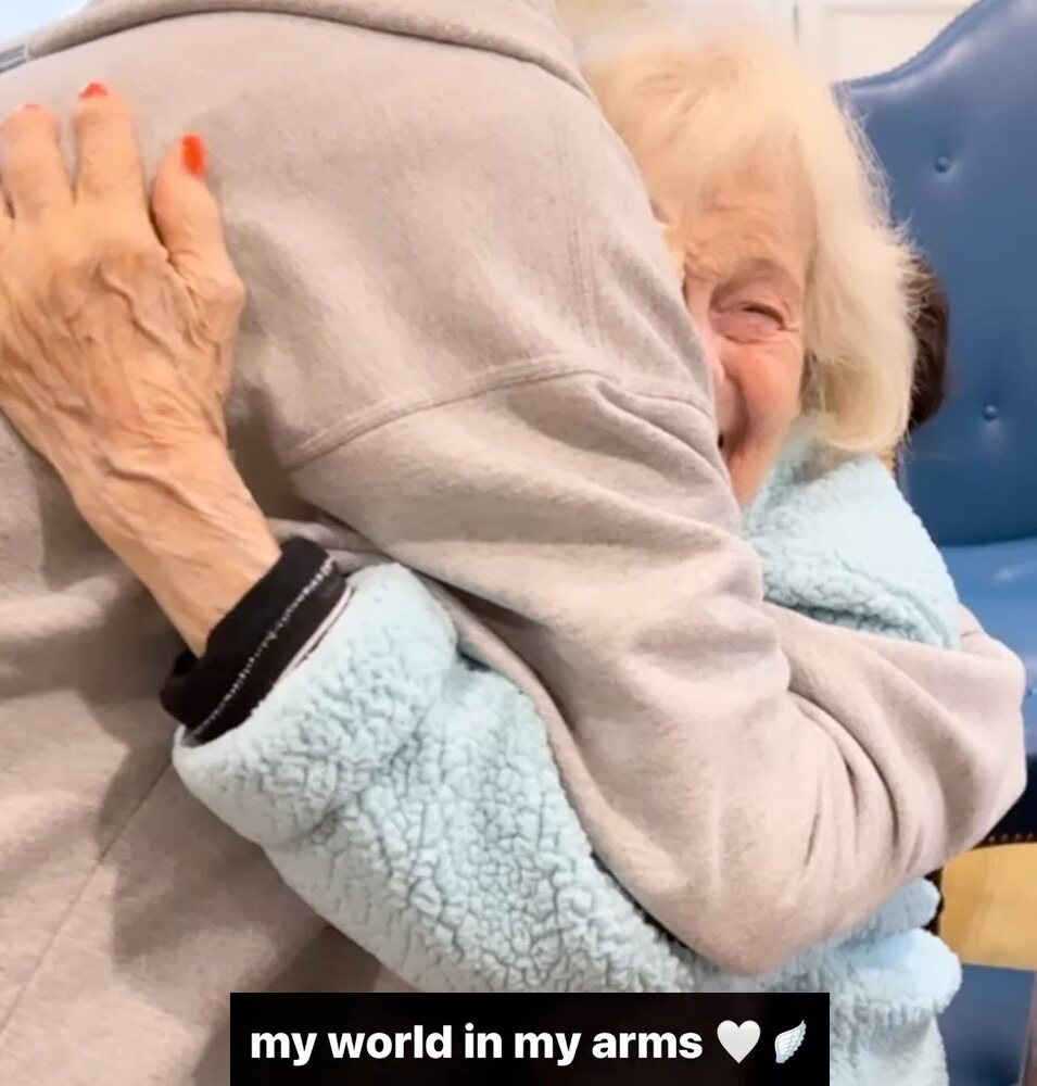 Nicola Peltz abrazando a su abuela 