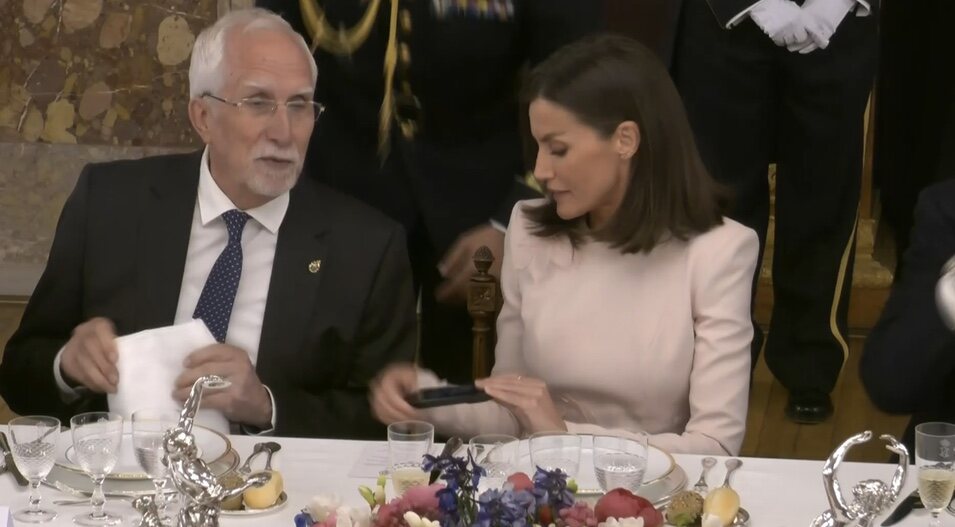 La Reina Letizia recupera su móvil en el almuerzo en honor a Luis Mateo Díez | Foto: Casa de SM el Rey