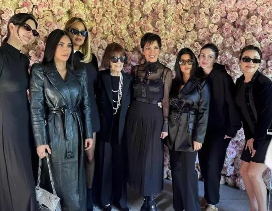 Las Kardashian-Jenner en el funeral de Karen | Foto: Twitter/X