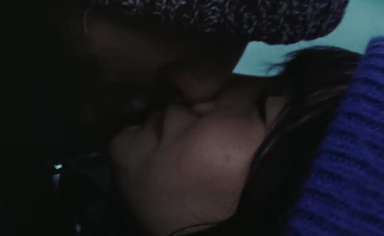 Aitana y Yatra besándose en el videoclip de 'Akureyri'