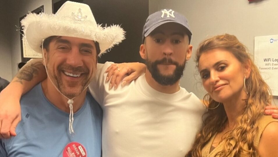 Penélope Cruz junto a Javier Bardem y Bad Bunny