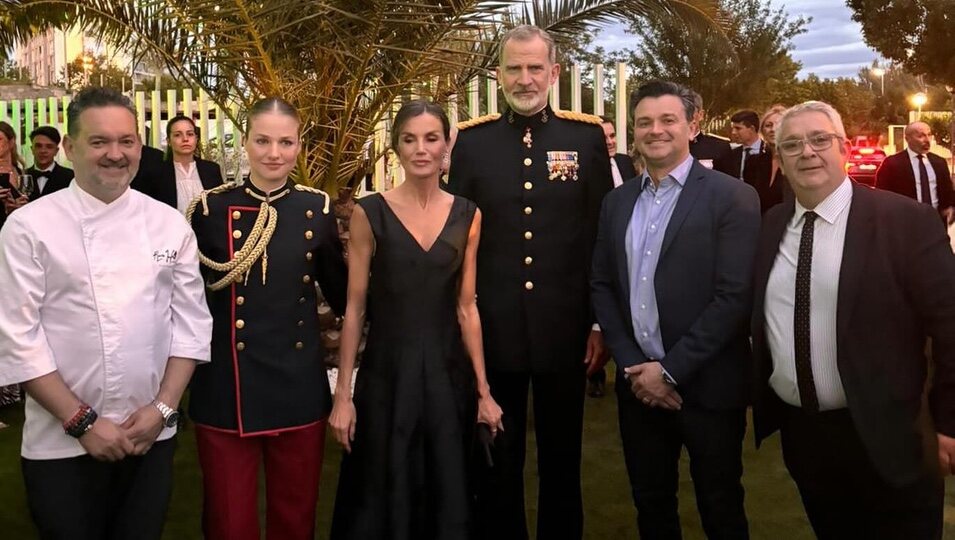 Los Reyes con Leonor en el restaurante | Instagram