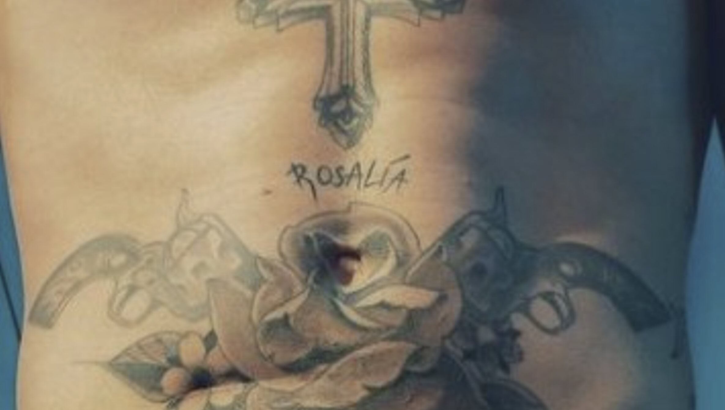 El tatuaje de Rauw Alejandro en el que se lee Rosalía/ Foto: Instagram