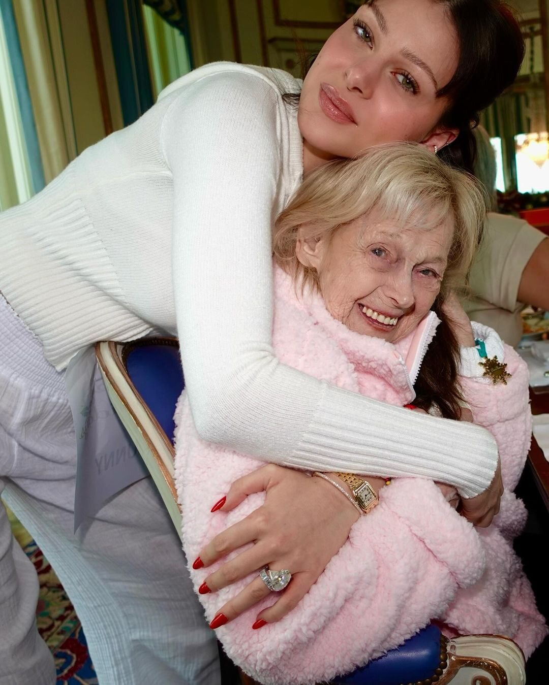 Nicola Peltz, cariñosa con su abuela Gina/ Foto: Instagram
