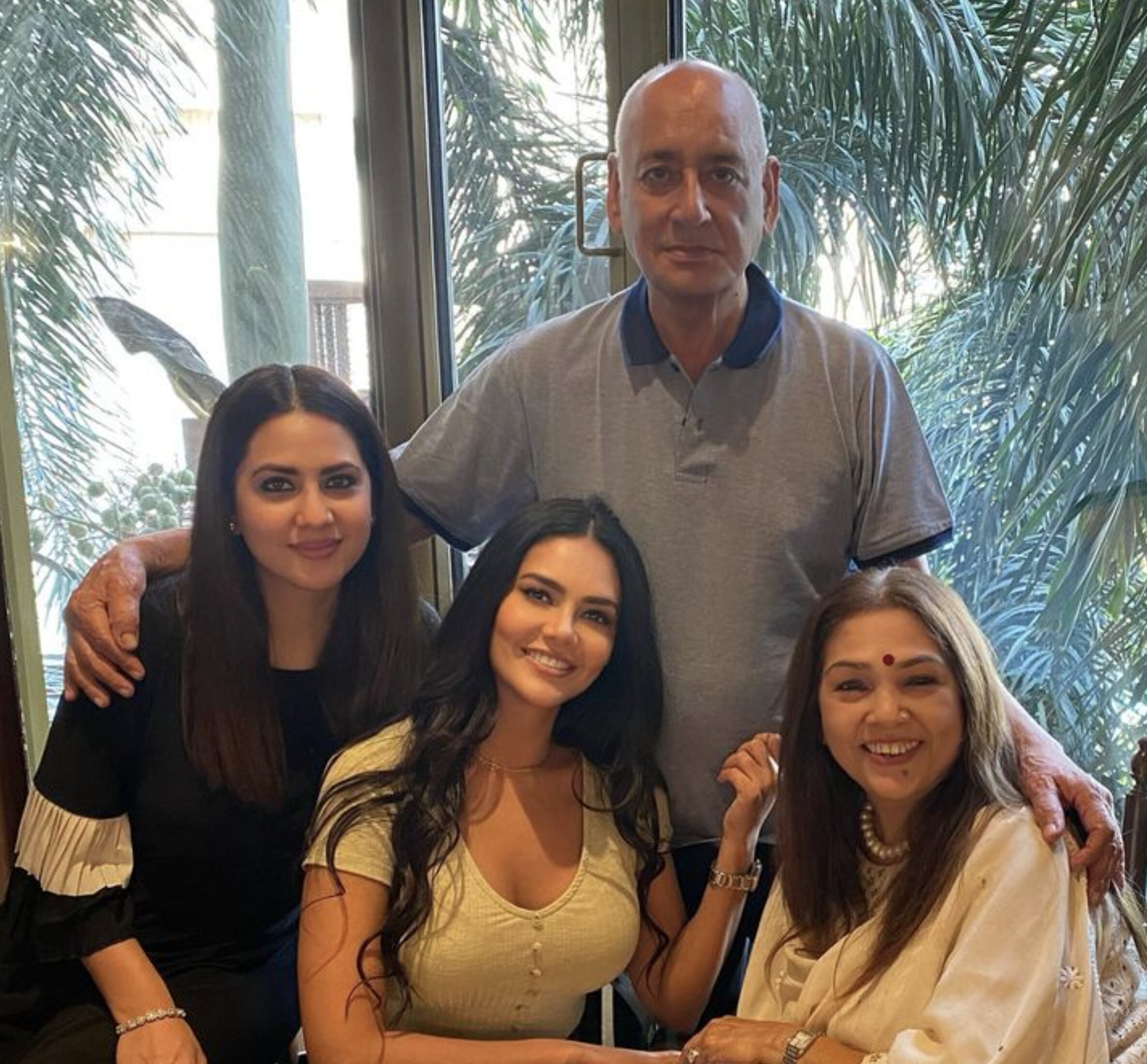 Esha Gupta con su familia/ Foto: Instagram