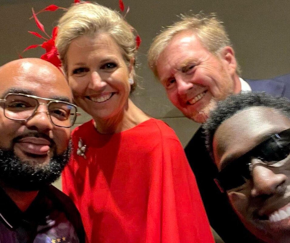 Guillermo Alejandro y Máxima de Holanda en un selfie con el rapero Frenna en Atlanta