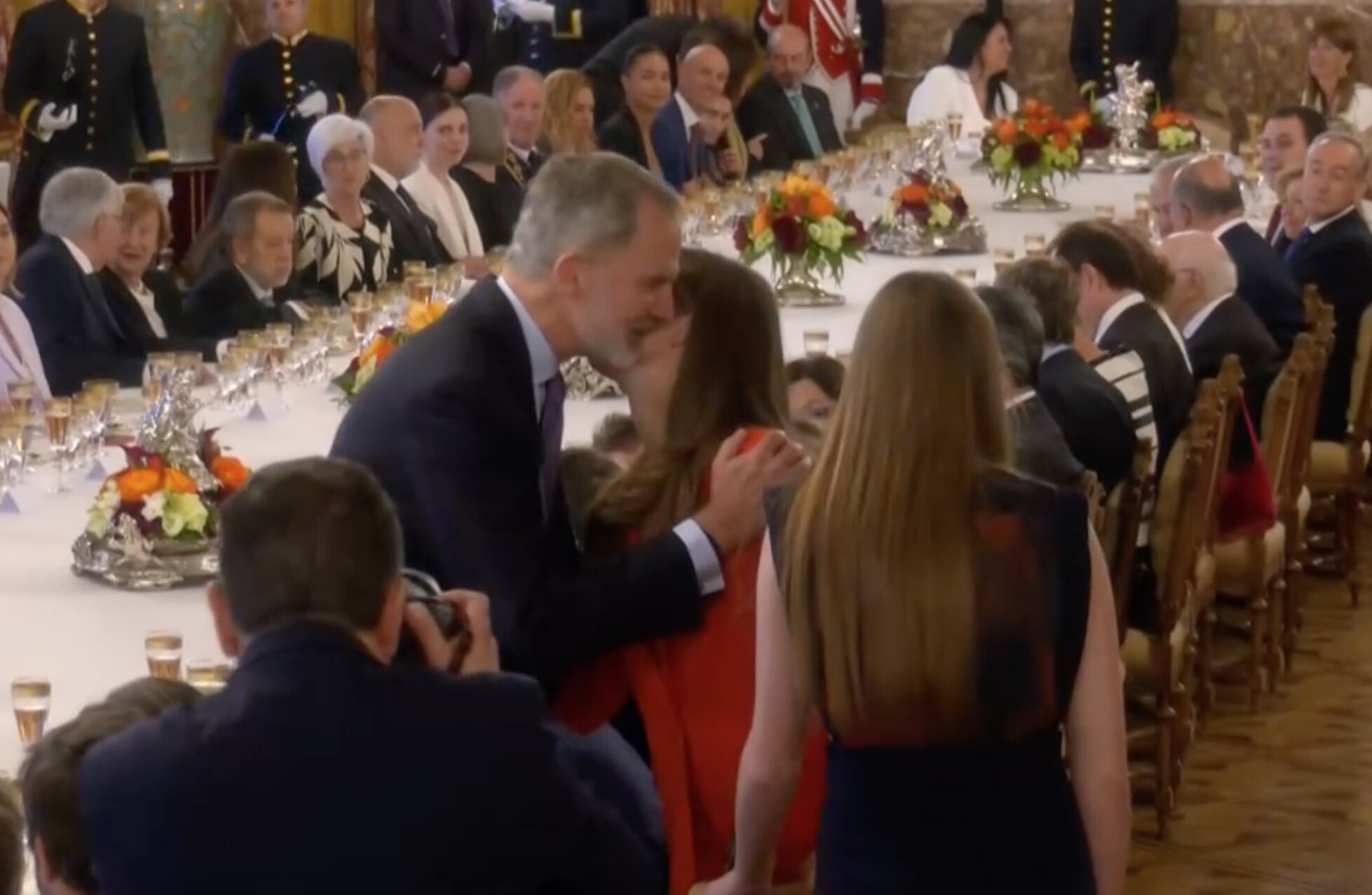 El Rey besa emocionado a sus hijas tras su discurso