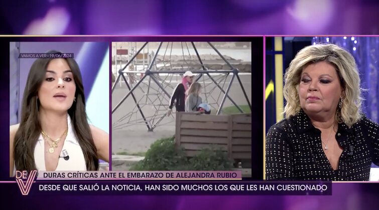 Terelu Campos escucha las críticas a su hija en el plató de 'De viernes'/ Foto: telecinco.es