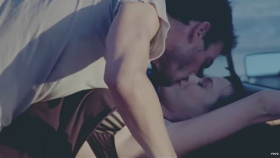 Katy Perry y Josh Kloss en el videoclip de 'Teenage dream' | YouTube