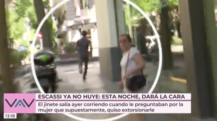 Álvaro Muñoz Escassi huye corriendo de la prensa/ Foto: telecinco.es