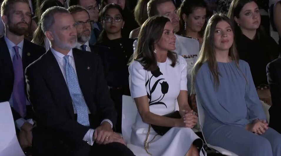 La Reina Letizia escucha atenta y orgullosa el discurso de la Princesa Leonor