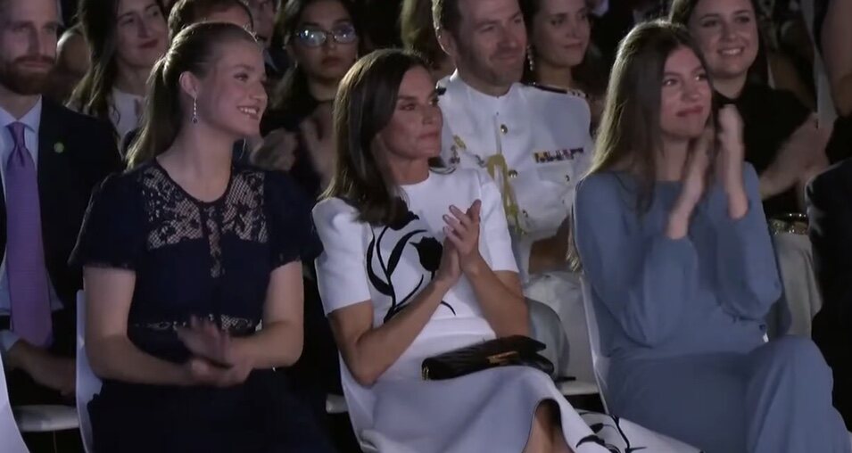 La Reina Letizia aplaudiendo con poco entusiasmo las palabras de Felipe VI