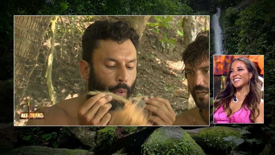 Alicia Peña viendo orgullosa cómo su marido Jorge Pérez conseguía hacer fuego en Honduras