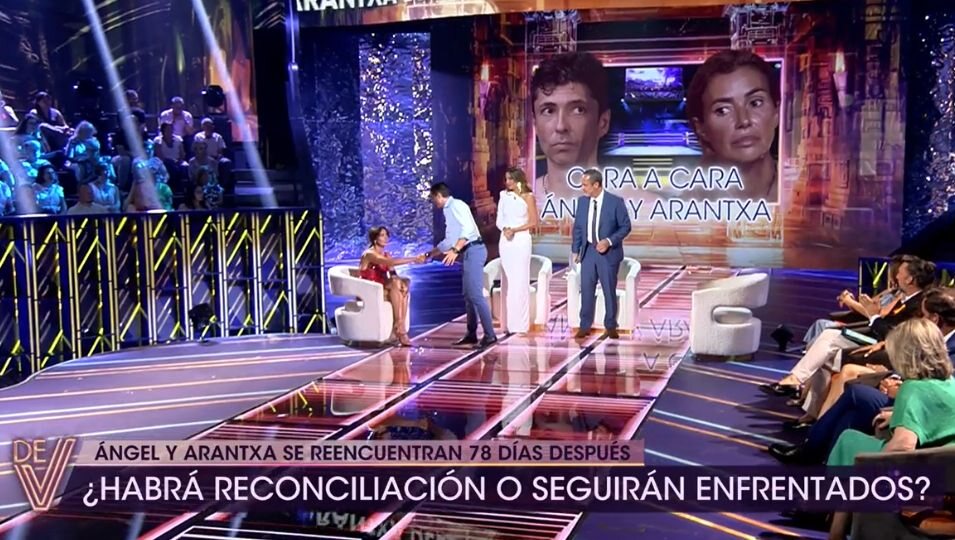 El estrechón de manos de Arantxa del Sol y Ángel Cristo para saludarse en plató | Telecinco