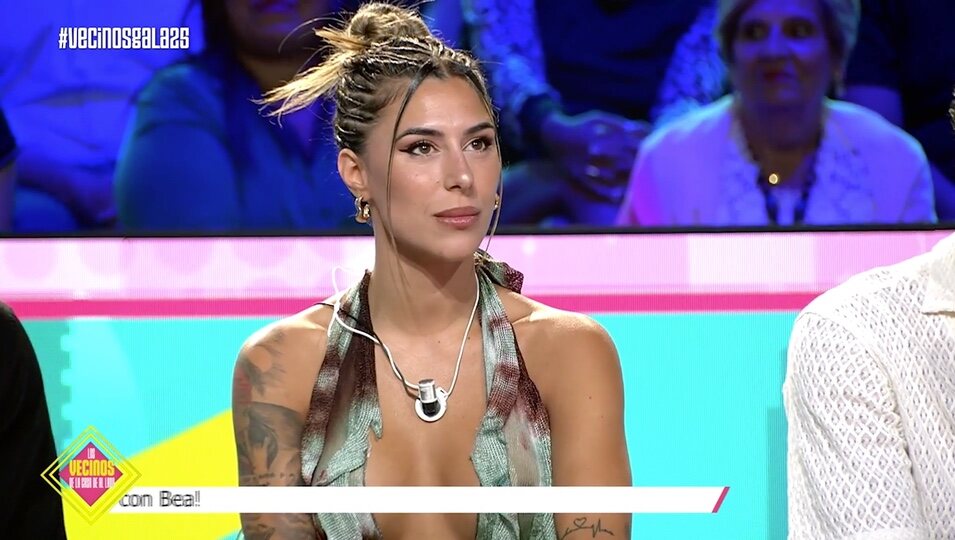 Bea Retamal en el plató de 'Los vecinos de la casa de al lado' / Foto: telecinco.es