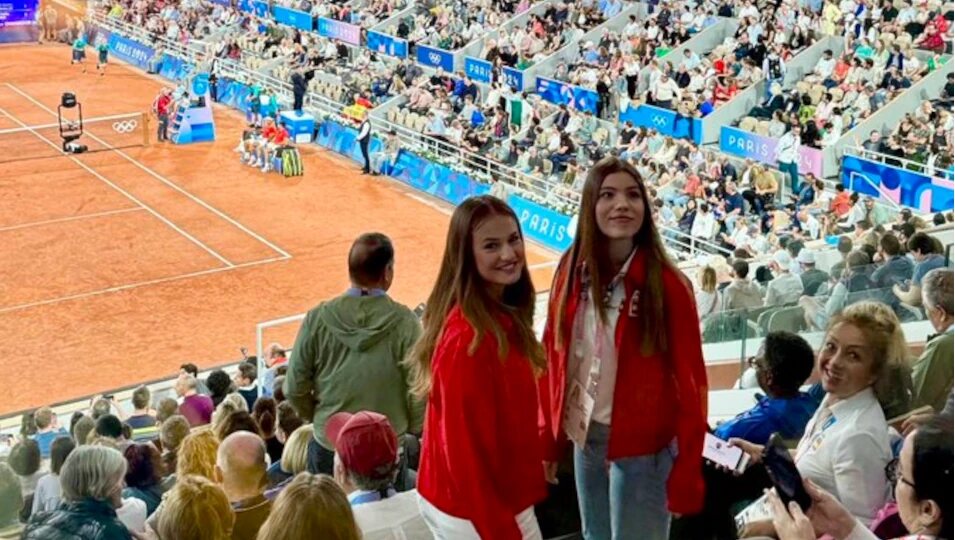 La Princesa Leonor y su hermana en la pista de tenis / Foto: Casa Real