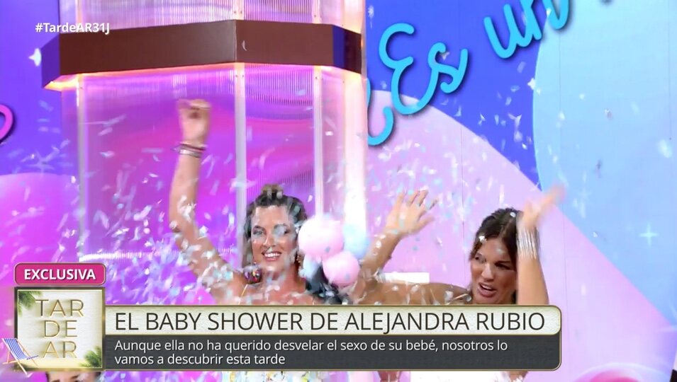 Leticia Requejo explota el globo con confeti azul / Foto: telecinco.es