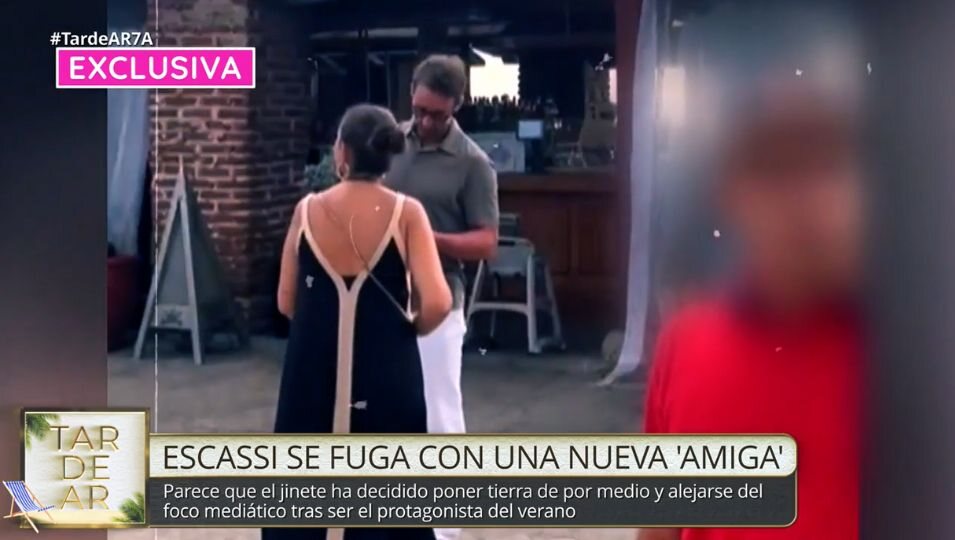 Álvaro Muñoz Escassi junto a su nueva amiga en Cartagena de Indias | Telecinco