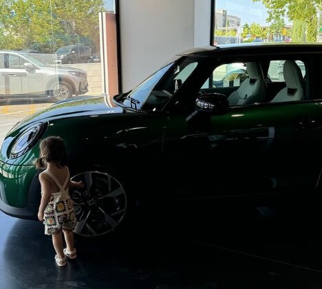 Gala, la hija de Violeta Mangriñán, con el que coche que ha comprado la influencer/ Foto: Instagram