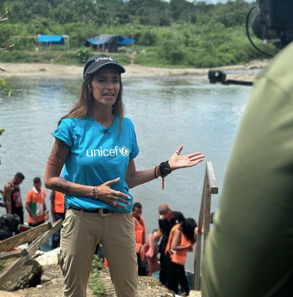 Sara Carbonero narrando a cámara la llegada de las piraguas / Foto: Instagram