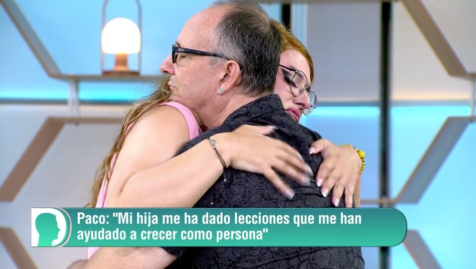 El abrazo entre Astra y su padre por el emotivo mensaje de apoyo tras su transición