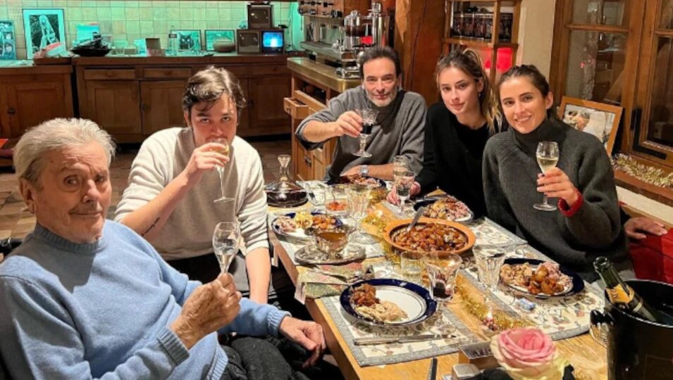 Alain Delon con sus hijos en las Navidades de 2023 / Foto: Instagram