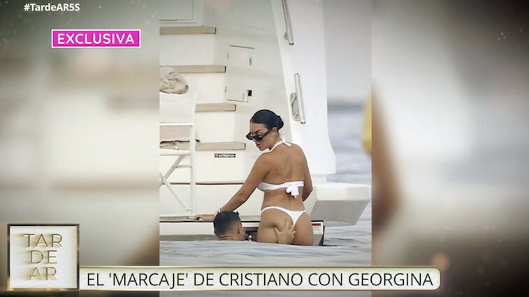 Cristiano Ronaldo tocando el trasero de Georgina Rodríguez/ Foto: telecinco.es