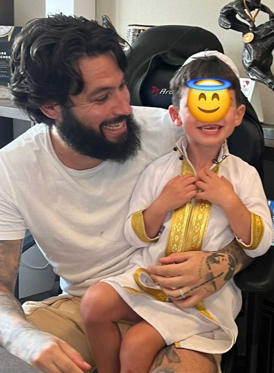 Jota Peleteiro junto a su hijo con el traje tradicional de la cultura musulmana | Foto: Instagram