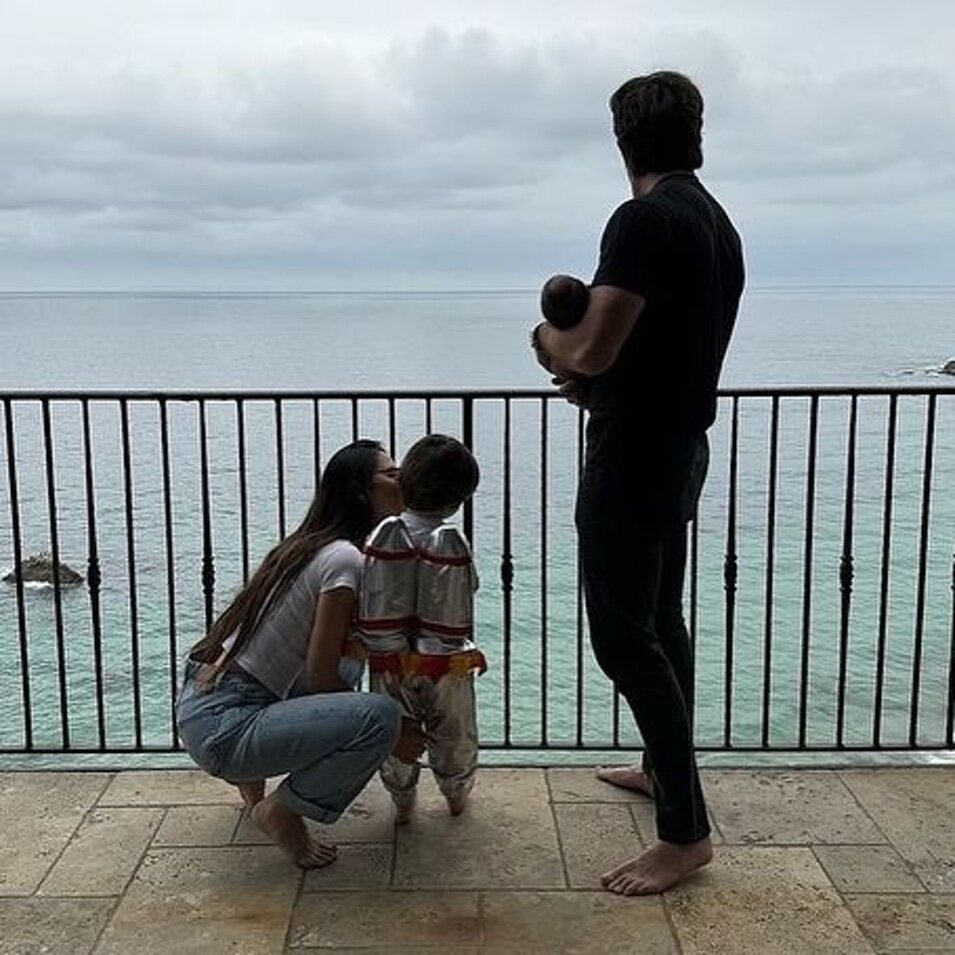 Olivia con su marido y sus hijos | Instagram