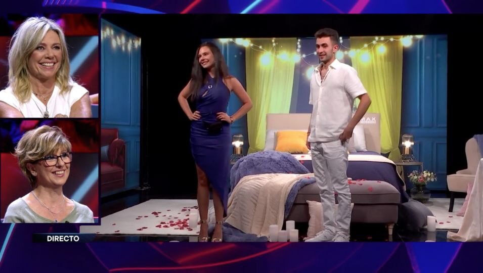 Nerea y Luis, sorprendidos por la decoración de la 'sala del amor' en su hora sin cámaras | Foto: Telecinco