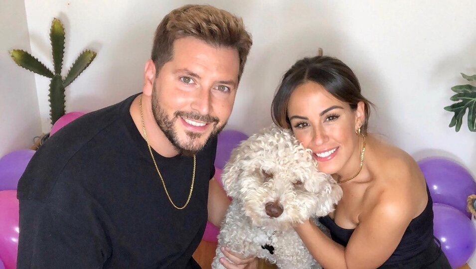 Susana y Manu con su perrito | Instagram