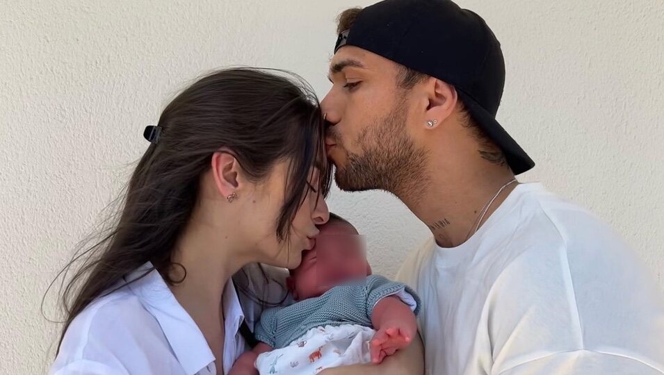 Ruth y Javy con su hijo recién nacido | Instagram