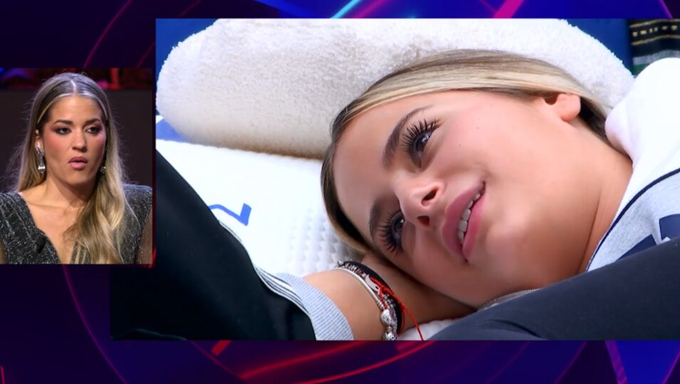 Laura hablando con Manu en la cama | Telecinco