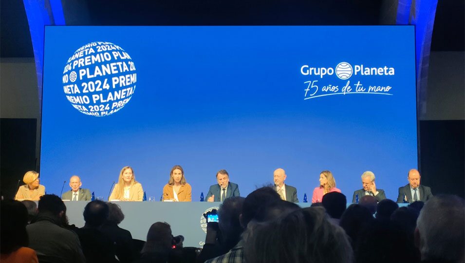 José Crehueras y los miembros del jurado en la rueda de prensa del Premio Planeta 2024